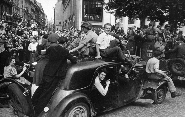 paris-les-champs-elysc3a9es-august-26th-1944-members-of-the-french-resistance-and-soldiers-of-the-french-army-celebrating-the-liberation-of-the-city