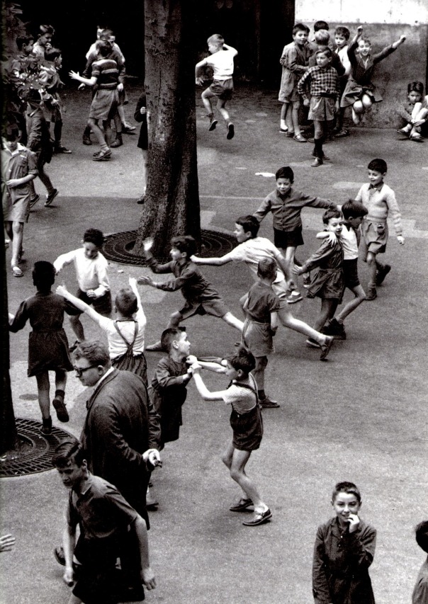 La récréation, rue Buffon, Paris, 1959. Robert Doisneau